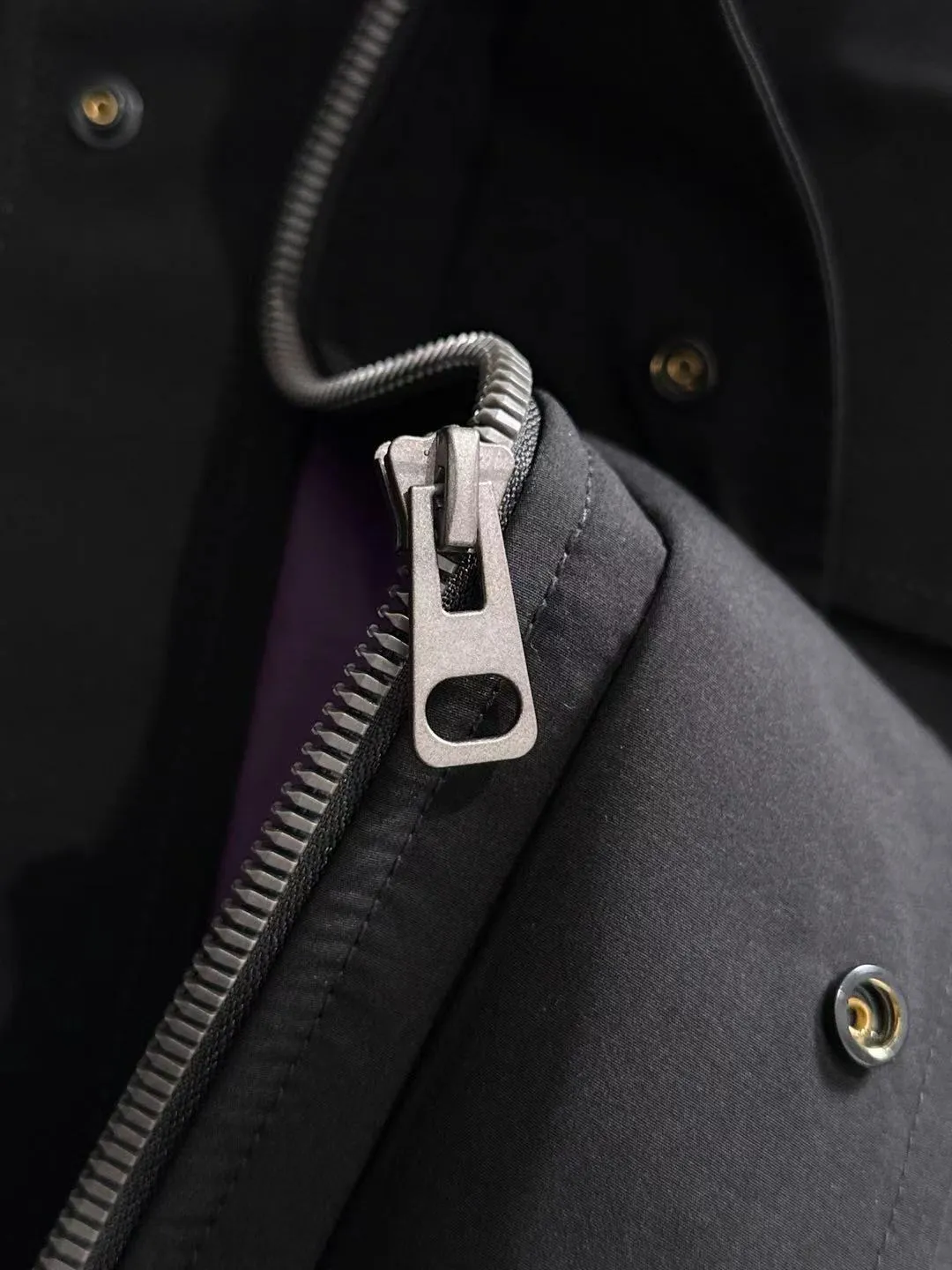 Two-day delivery time P960 Big Goose 🔥🔥 High-end customization 2025 winter official website's latest popular down jacket. Original custom-made hardware accessories for customers, all imported and original customization. Welcome to compare at the counter. Absolutely high quality. Use top-grade 90 white goose down. Super soft. Filled with fluffy and full feathers. Super heavy work. Fabric workmanship is excellent. The version is super perfect. Note⚠The fabric is super comfortable. Exclusive model. High-end quality. A must-have warm and protective artifact in winter. Size: M-3XL